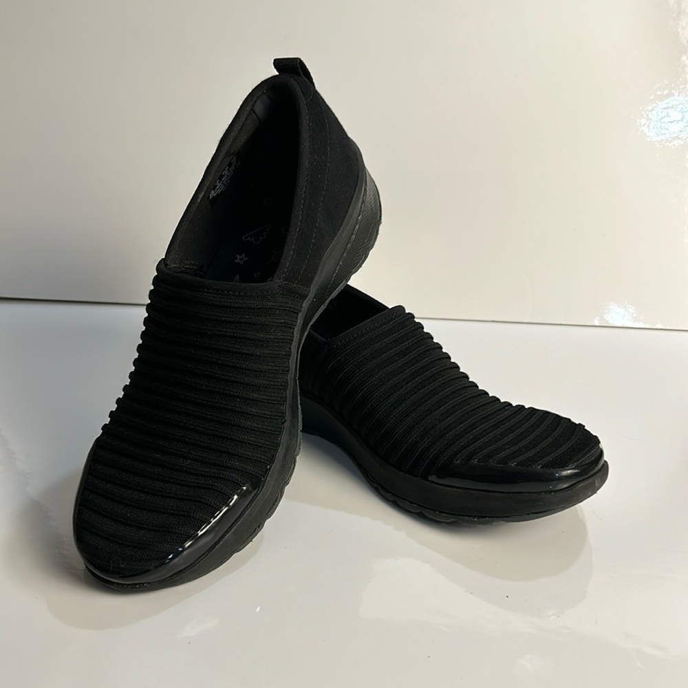 BZees Glee Black Stretch Knit Comfort Slip-on Sneaker Women's Size 8W